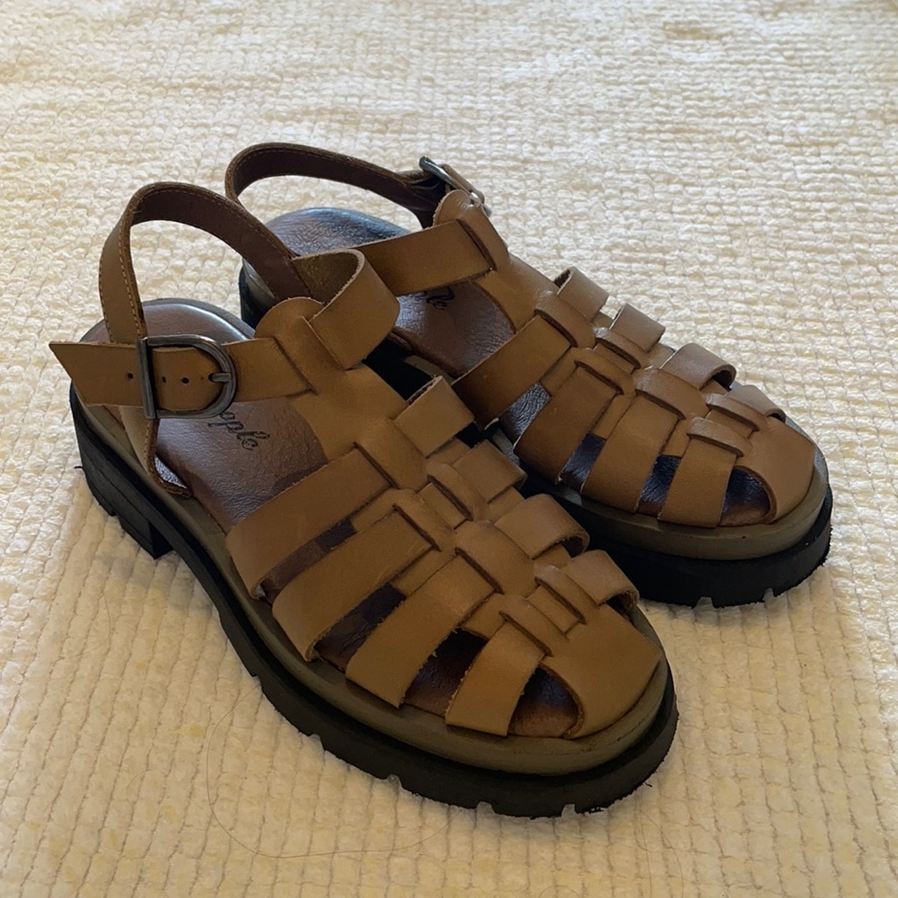 Free people brown platform sandals in very good conditions. Used just once.